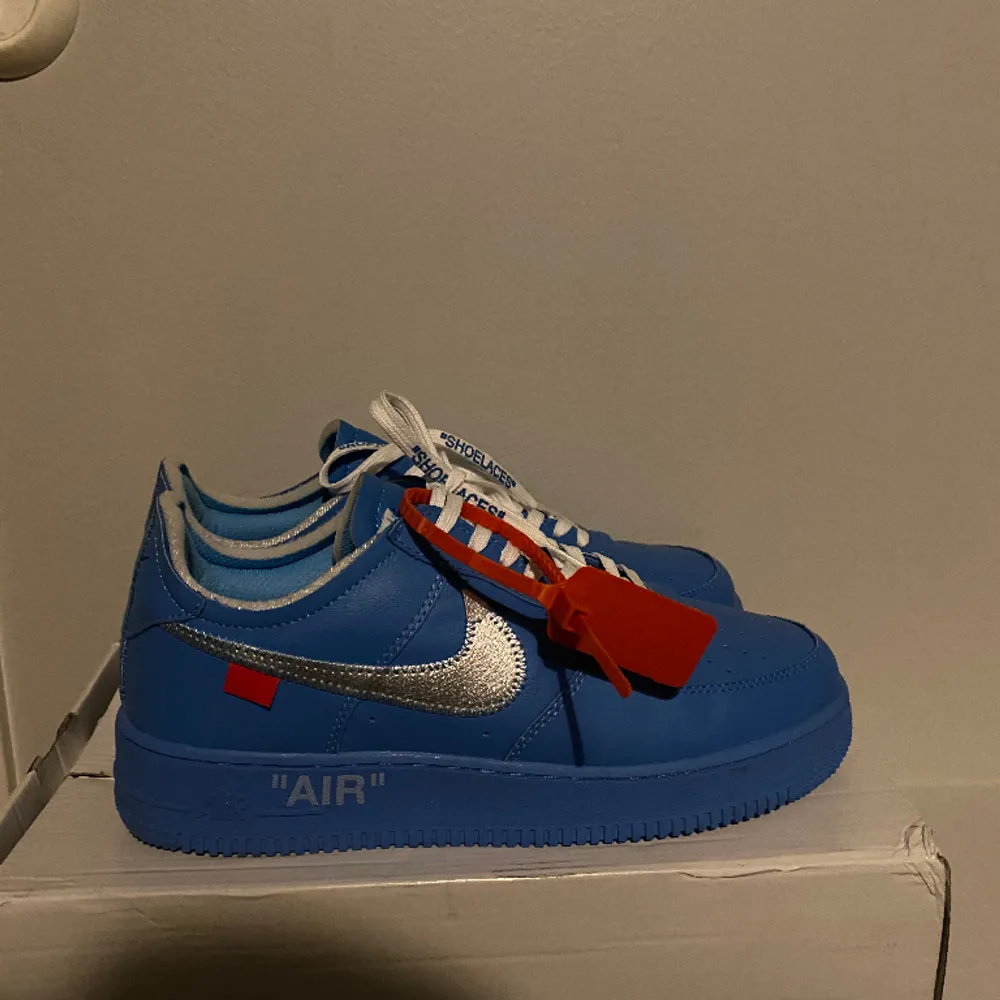 Säljer ett par Nike off white 1:1 , som är i bästa skick och har använts 2 gånger. De är strl 44,  UK 9 Några frågor, så är de bara o skriva . Skor.