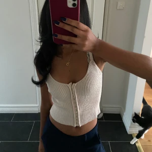 Beige topp - Säljer min topp från Zara som jag har knappt använd den. Hör av dig om du har några frågor❤️