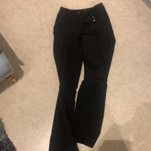 Bikbok kostymbyxor  - Säljer dessa kostymbyxor i storlek 34. 