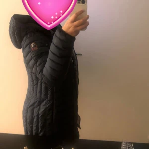 Parajumper vår jacka Irene  - Jackan är ca 1 år gammal. Jag säljer den eftersom den är för stor på mig. Jag köpte den för ungefär 5 tusen, priset kan diskuteras. Den är dessutom kemtvättat. Hör av er för fler bilder!