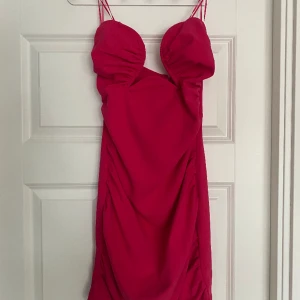 Rosa klänning - Aldrig använt klänningen, storlek M.