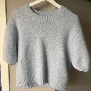 Stickad tröja - Säljer min stickade tröja från zara i mycket fint skick!