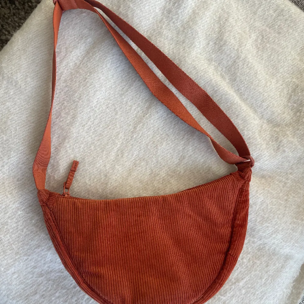 ”Round mini shoulder bag (corduroy)” från uniqlo i färgen dark orange, superfint skick, använd enstaka gång🧡rymlig och smidig. Väskor.