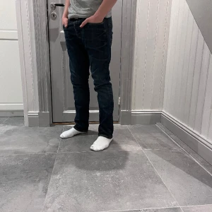 REPLAY Waitom - Säljer nu dessa skitsnygga Replay jeansen i modellen Waitom. Han på bilden är 175cm lång och väger 65kg. Skriv gärna vid frågor eller funderingar!🔥🔥💥