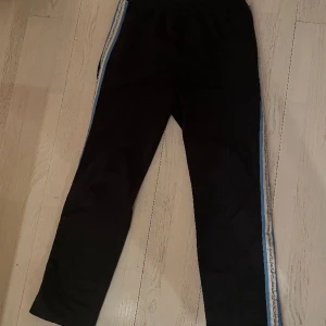 Wesc byxor i storleken large (L) - Svarta Wesc byxor i bra skick