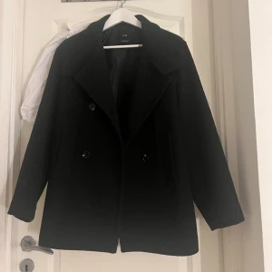 Kort kappa  - Kort kappa från Mango! Ny pris: 1199kr  Storlek: XS men är stor i storlek så passar även S/M  Nästan aldrig använd  Inga defekter  Kvitto finns!  Fler bilder? Skicka DM