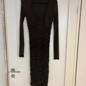 Klänning  - Super fin brun klänning från bikbok storlek xs! 