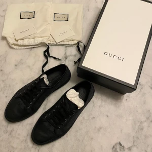 Gucci GG Monogram Black - Säljer nu minna Gucci GG Monogram Black i Stl 42-43. Skick 10-10. Allt og medföljer.  Retail 9-11.000 mitt pris 4499kr. Byten kan vara intressant, i skor Stl 43 och kläder Stl M-L. 