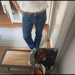 Mönstrade jeans  - Mönstrade jeans med ormskinnsmönster. Intressekoll!! 