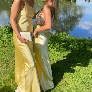 Gul balklänning - Säljer världens finaste balklänning jag hade förra året då jag inte kommer få mer användning utav den. Skicka för fler bilder💕💕💕 (nypris: 2500 exkl tull)