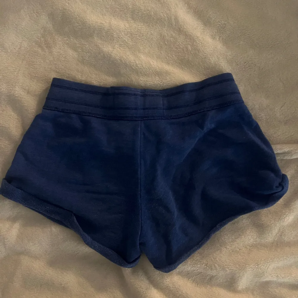 Super söta lågmidjade shorts i mjukis material💕🫶🏻från hollister🌸passar xs/s. Shorts.