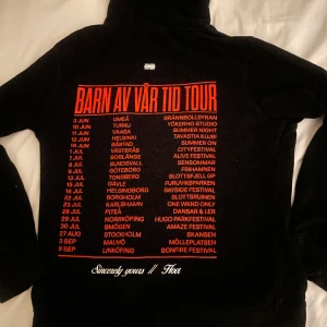Hov1 hoodie - Snygg hov1 hoodie från sommarturnén 2022 ”Barn av vår tid” nypris 599kr, men går ej att köp längre. Har defekter på snörena. Prisförslag vid snabb affär💓
