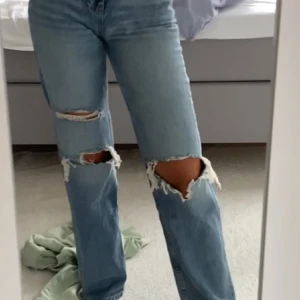 Jeans med slitningar  - Säljer dessa jeans då dom blivit försmå för mig tyvärr😢