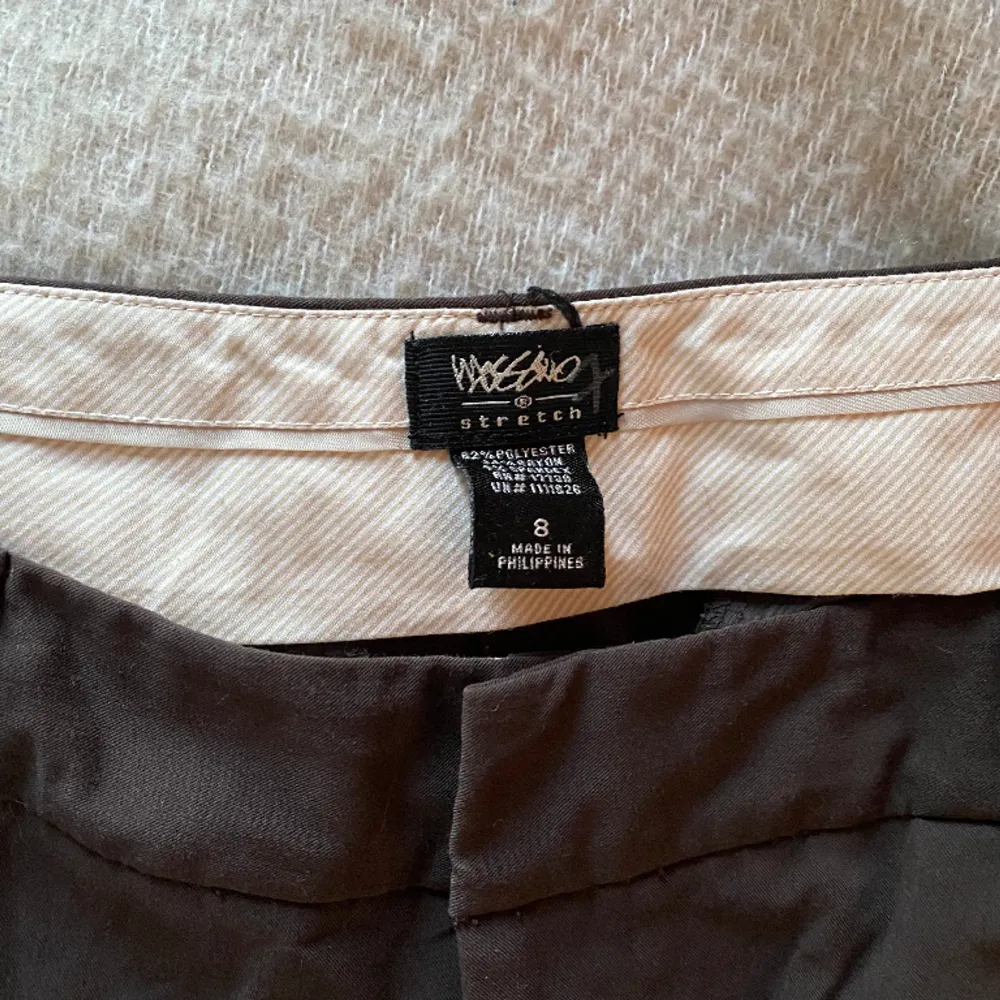 Mörkbruna lågmidjade kostymbyxor🤍 vet ej märke/storlek då de köptes i en thriftstore i Miami men väldigt sköna.. Jeans & Byxor.