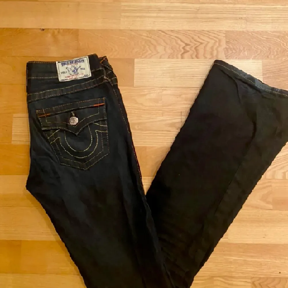 (lånade bilder från förra ägaren) Lågmidjade bootcut Trueys i en hyfsat ovanlig färg  Midjemått: 35 Innebenslängd: 84 Grenhöjd: ca 17. Jeans & Byxor.