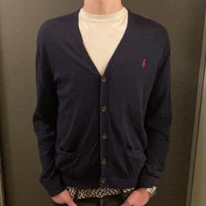 Ralph Lauren Cardigan  - Säljer nu denna asfeta Ralph Lauren Cardigan i ett perfekt skick! Storleken är M och sitter bra som det! Nypris på denna ligger på 2299kr, säljer nu för endast 499! Hör av dig vid minsta lilla fundering 😊