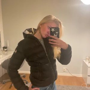 Colmar jacka dam  - Jättesnygg trendig jacka från colmar som är perfekt nu i denna temperatur, funkar nu på vinter och även på våren!💖 original pris: 4400kr mitt pris:2000kr Skicket är superfint!❤️