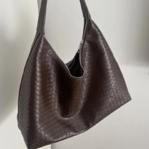 Brun väska - Brun rymlig väska från Kappahl, superbra skick🤎 (ej mina bilder, skriv för fler)☺️