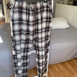 Flanell mjukisar - Jätte söta flanell mjukis från lager 157. Lite korta för mig som är 175cm. Säljer då de inte kommer till användning. Säljer för 45kr