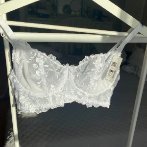 Spets bh - En jätte söt spets bh som tyvärr va för liten för mig, skulle säga att den passar B-C 70. Köpt för 249 säljer för 70kr Aldrig använd endast testad en gång!