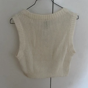 Väst  - Vit väst från H&M, helt ny med lappen kvar. Har en liten fläck på framsidan men annars i mycket bra skick.