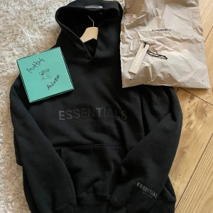 Essentials hoodie  - Essentials hoodie  Storlek S  Skick 8/10 Kvitto + tags 