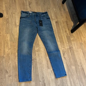 Neuw jeans - Neuw jeans iggy skinny i nyskick med lappar på!