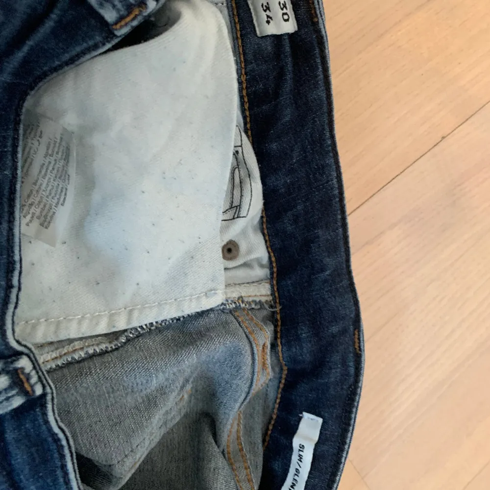Säljer dessa asfeta blåa Jack&Jones jeans. Storleken är 30/34 vilket bör passa dig som är 178-188. Modellen är Slim/Glenn. Nypris 799kr.. Jeans & Byxor.