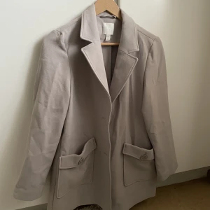 Grå Blazerkappa - Jätte fin grå blazer kavaj med perfekt passform. Säljer pga att jag inte använder längre. 🩷 köparen står för frakten