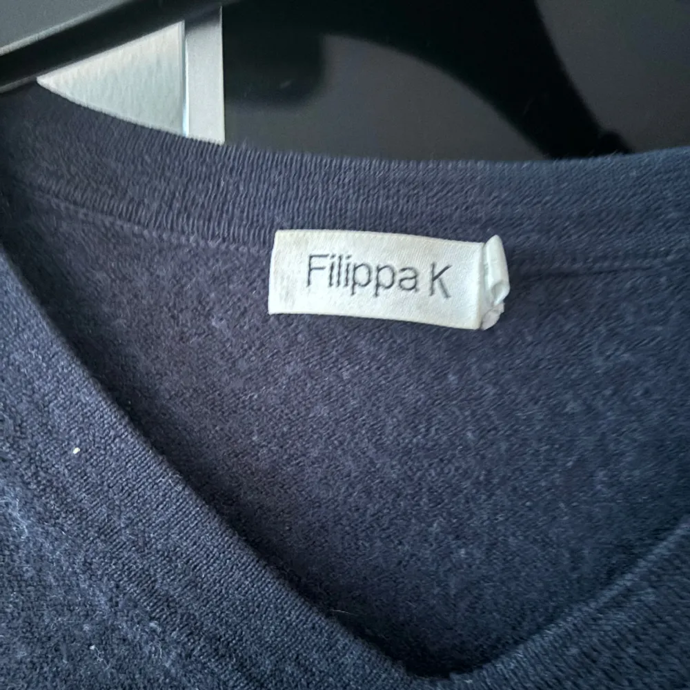 Säljer en jättefin stickad tröja från Filippa k i marinblå!💙 Den är i hyfsat bra skick med en liten defekt (bild 3) men som inte synt när man har så sig den. Priset kan diskuteras 💙nypris är ca 1200kr. Tröjor & Koftor.