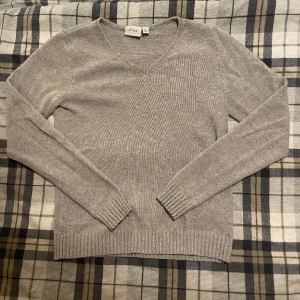 Vila tröja  - Säljer min fina stickade tröja ifrån vila💕Använd ett antal gånger men är i fint skick☺️Säljer den pga att den inte kommer till användning längre🫶🏻Nypris 329 men säljer för 190☺️