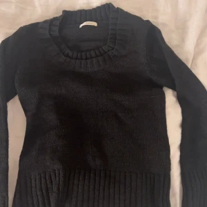 Stickad tröja - Superfin och välbevarad stickad tröja, oklart vilket märke då den kommer från min mamma, pris kan diskuteras💓💓