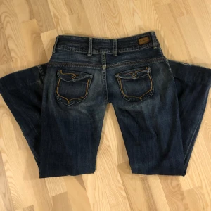 Lågmidjade jeans - Sjukt fina bootcut och lågmidjade urtvättade jeans med fade och fickor där bak. Innerbenslängd: ca 76cm💕Midjemått tvärs över: ca 38cm💕Köpta secondhand men är i bra skick men lite slitna där nere. Säljer tyvärr eftersom jag är i behov av pengar.💗