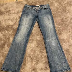 Snygga jeans från Only. Bra längd på mig som är 172. Fint skick. Midja rakt över 43cm innebensmått 82cm