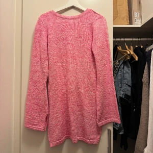 Klänning med öppen rygg - Rosa klänning, använd typ 1-2ggr max! Öppen rygg o slits vid ärmarna. Pris kan diskuteras vid snabb affär💖