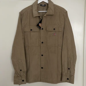 Dickies jacka - Jacka i tjockt Manchester tyg. Regular fit, fyra stora fickor. Oanvänd.