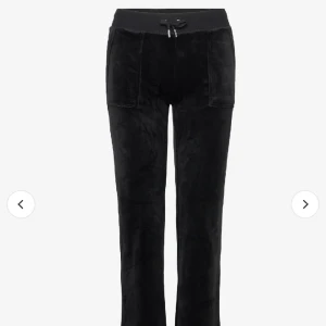 Svarta juicy couture byxor - Ganska använda säljer de därför ganska billigt, de är i storlek s men skulle säga att de sitter nästan som M 