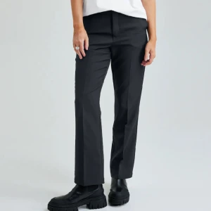 Kostymbyxor  - Säljer mina mörkgråa kostymbyxor, likadana byxor som på bilden fast mörkgråa🩶