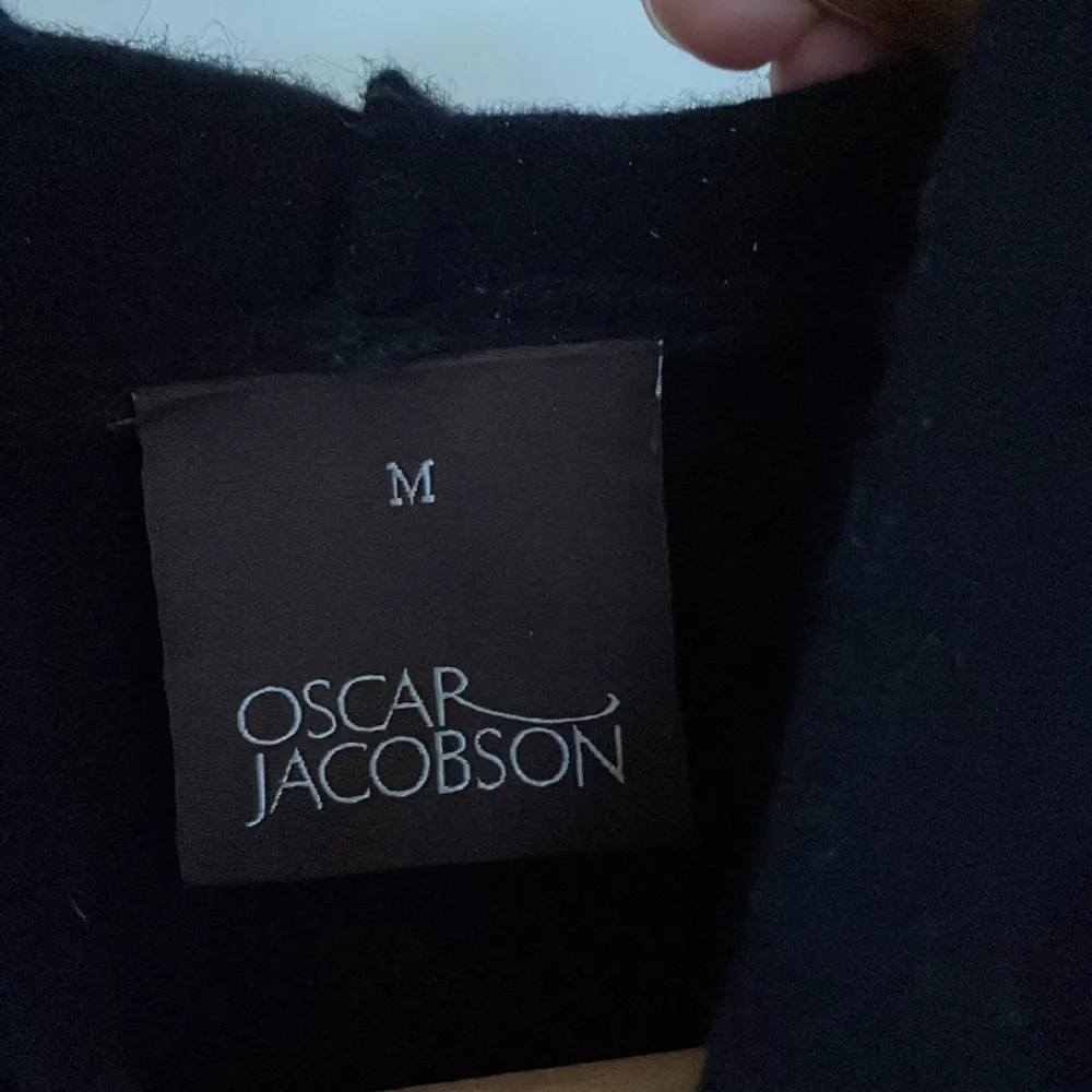 Säljer min Kashmir hoodie från Oscar Jacobsson. Det är en riktigt skön och stilig tröja som funkar i alla sammanhang. Den är 8-9 utav 10 i skick  och inte så nopprig. Köpte den för 1500 och har kvitto kvar.. Tröjor & Koftor.