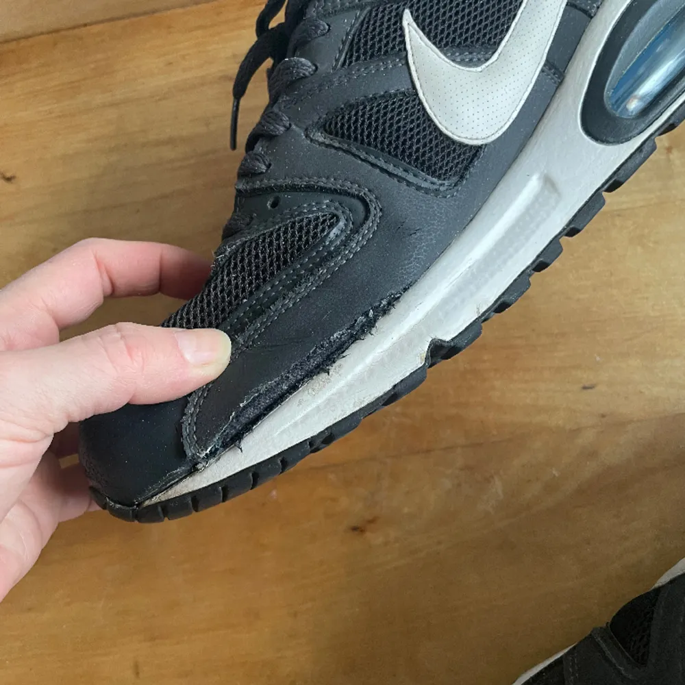 Nike Air Max. Använda men i bra skick. Det finns en liten defekt på vänstra sidan av ena skon (se sista bilden), det yttre lagret har släppt lite i kanten men kan nog ganska lätt fixas. Därav det låga priset. Köparen står för frakten!. Skor.