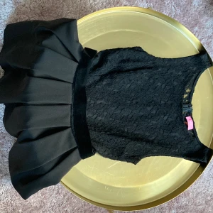 Black dress - Beautiful dress, perfect for a wedding or a more casual event! Italian brand Omai. It comes with velvet belt. Can be customised and adjusted to the event by changing belt and other accessories ofc! ;) 