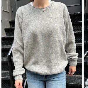 Grå stickad brandy Melville tröja  - Säljer nu denna super fina brandy tröja som tyvärr inte kommer till användning. Fint skick, använd ett fåtal gånger 💕 skriv vid minsta lilla❤️  Frakt ingår ej 🚚 