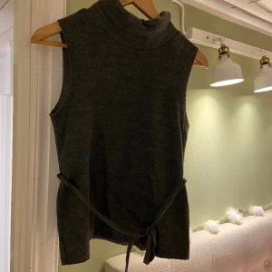 Grå polo topp - Grå polo topp från zara aldrig använd