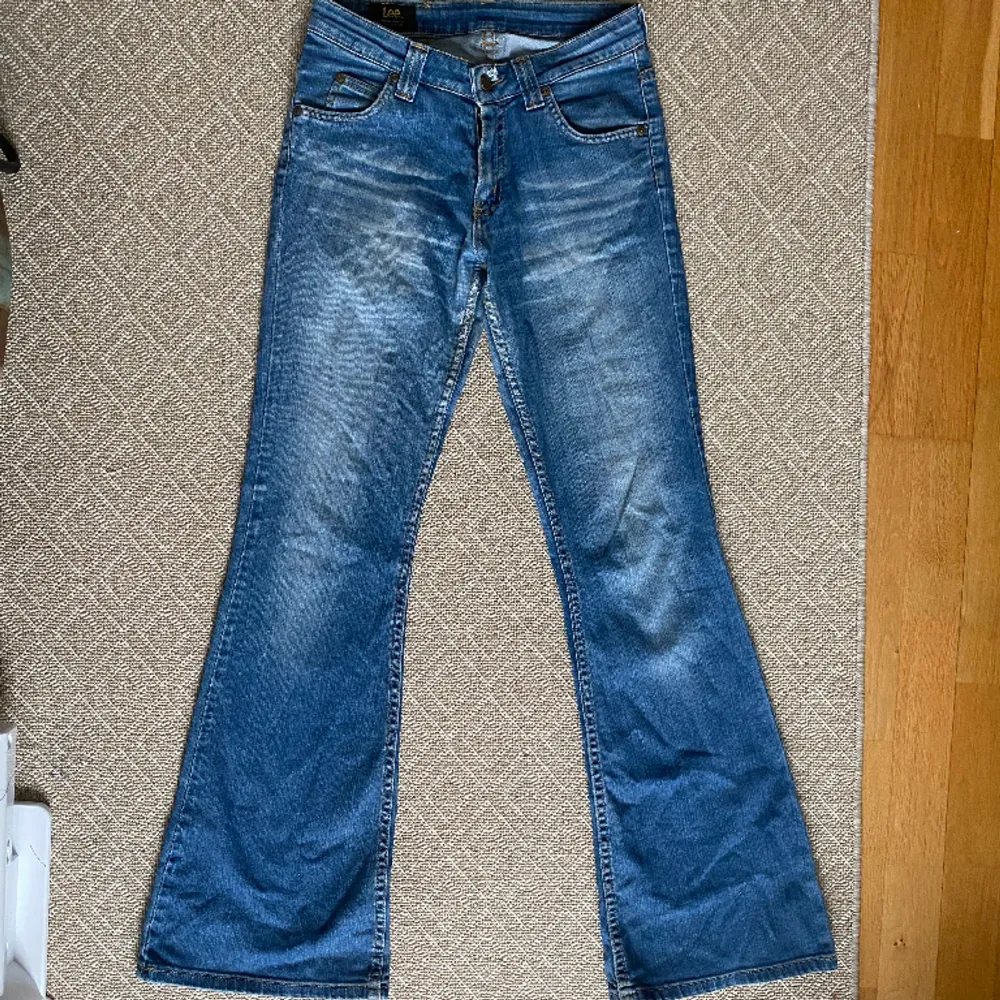 Lee jeans modell felton storlek 08-33 (w27 L33) Mått: Midja:37 Lågmidja(från linning till mitten av skrevet): 22 Innerbenslängd: 82 Lår mätt på mitten: 22. Jeans & Byxor.