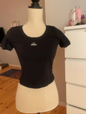 Adidas croptop - Superfin tajt baby-tee från adidas. 