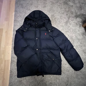 Ralph lauren jacka  - Nu säljer jag min tvär feta ralph lauren jacka som knappt är använd och där av 9,5/10 skick. Den är perfekt nu i vinter då den är riktigt varm.  Retail på denna jacka ligger på runt 4-5 tusen. Inga defekter eller något. Prisrkandiskuterasvidsnsbbaffä