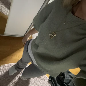 stickad tre kvarts  - super duper fin ljusgrön stickad t-shirt från & other stories, nopprig men inget man tänker på ❤️ storlek s men passar mig som brukar ha xs