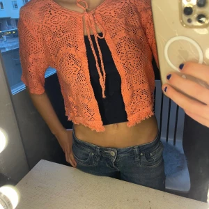 rosa trekvarts armad tröja - så fin till sommaren och en jättefin rosa färg ! det är så håll i den också som är såååå fina detaljer 💕