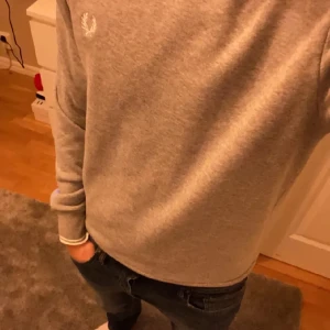 FRED PARRY TRÖJA - Säljer denna sparsamt använda fredperrys tröja som jag inte använder längre, kom med frågor och funderingar😁