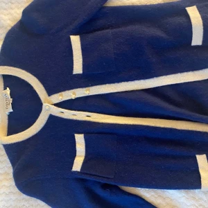 Superfin kofta  - Superfin kofta i typ marinblå ifrån märket Davida. Den är så speciell med pärlorna på både ärmarna och fram. Passar XS/S🥰 aldrig använd av mig. 